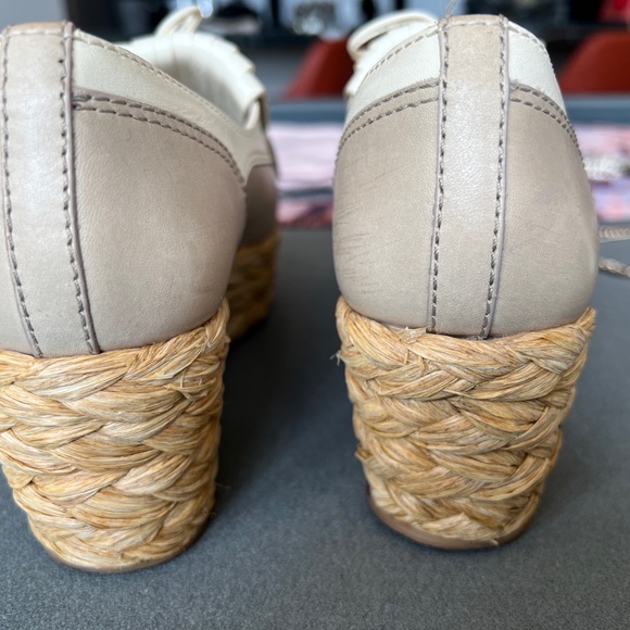 Tory Burch Leather Mules
Neutrals
Printed
Straw Trim
Round-Toes
Wedge Heels - Picture 4 of 5